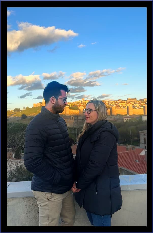 Paloma y José Ramón frente a la muralla de Ávila